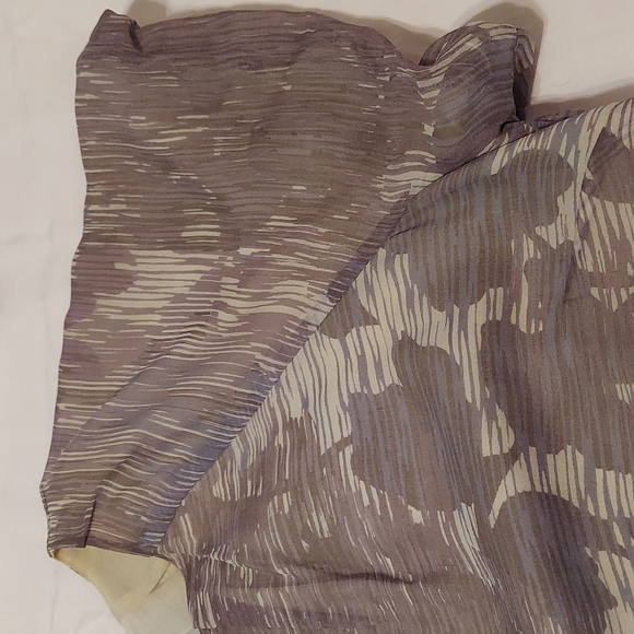 Banana Republic Woman's blouse pretty gray with leaf print silk lining - Picture 3 of 5